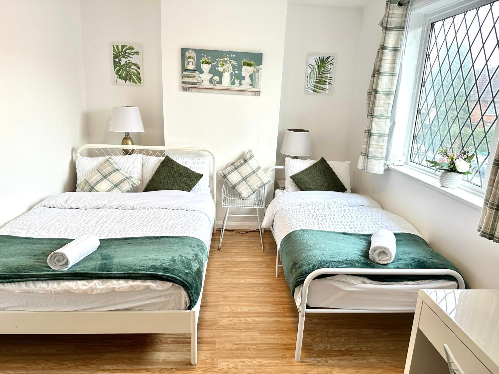 3 Twin Bedroom Entire House Sleeps 10 Driveway Parking Near And Center Holiday home