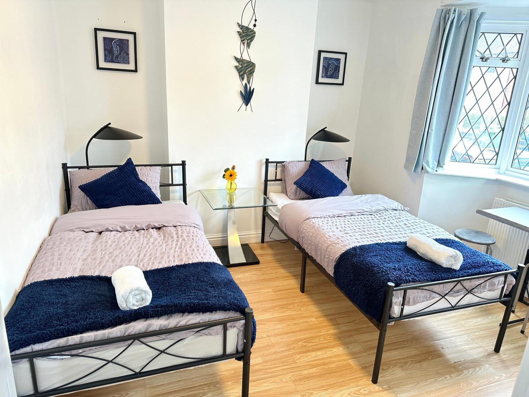 3 Twin Bedroom Entire House Sleeps 10 Driveway Parking Near And Center Holiday home *