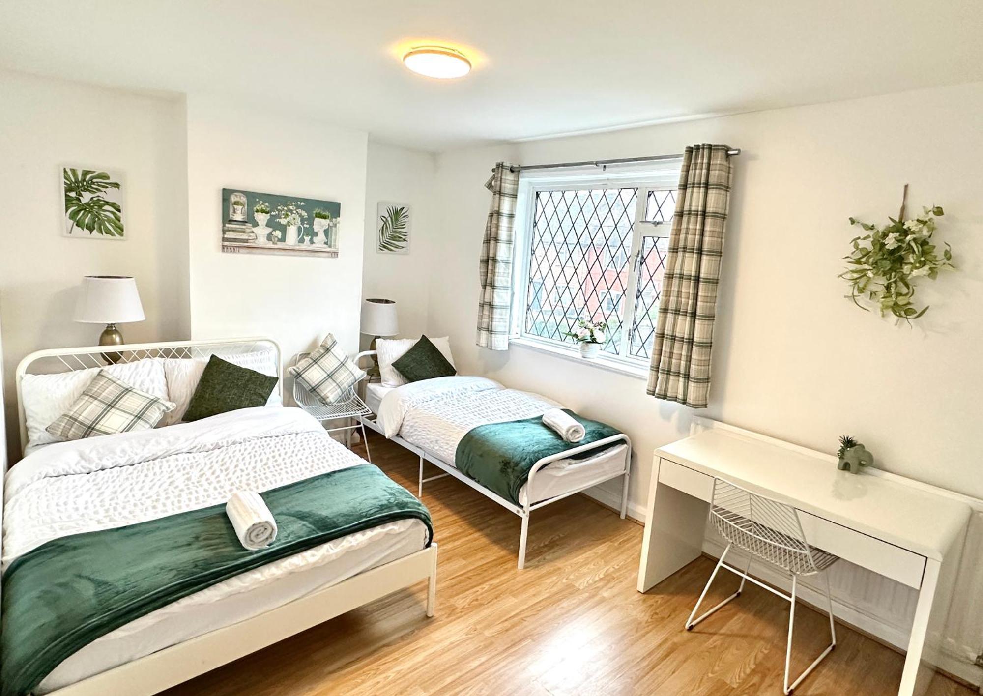 3 Twin Bedroom Entire House Sleeps 10 Driveway Parking Near And Center Holiday home Coventry