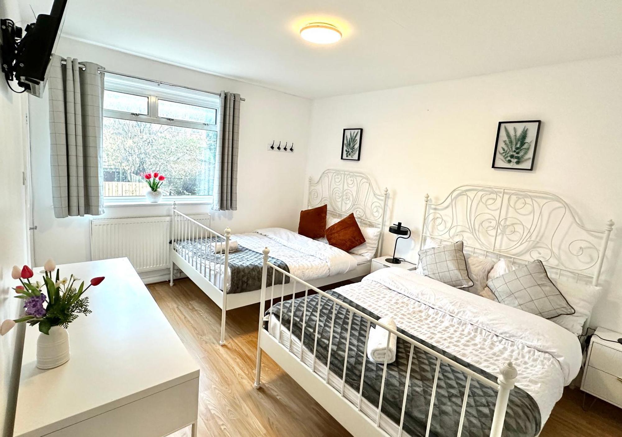 Holiday home 3 Twin Bedroom Entire House Sleeps 10 Driveway Parking Near And Center Coventry