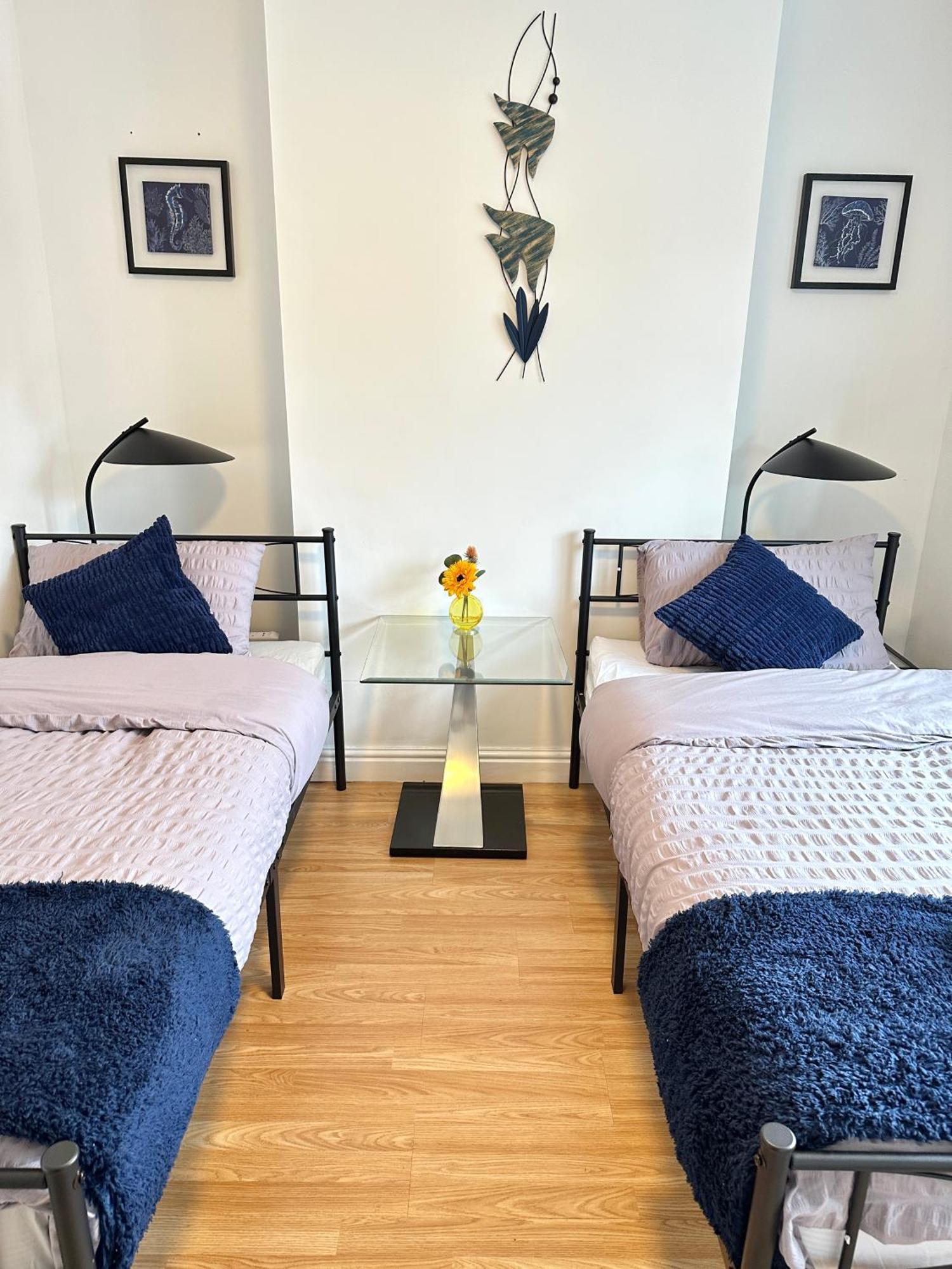 3 Twin Bedroom Entire House Sleeps 10 Driveway Parking Near And Center Holiday home *