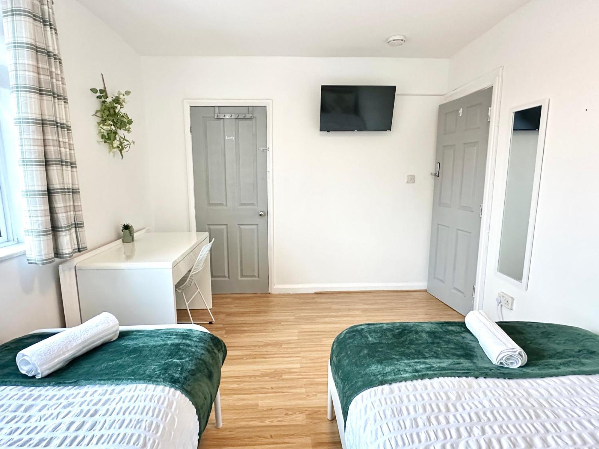 Holiday home 3 Twin Bedroom Entire House Sleeps 10 Driveway Parking Near And Center *