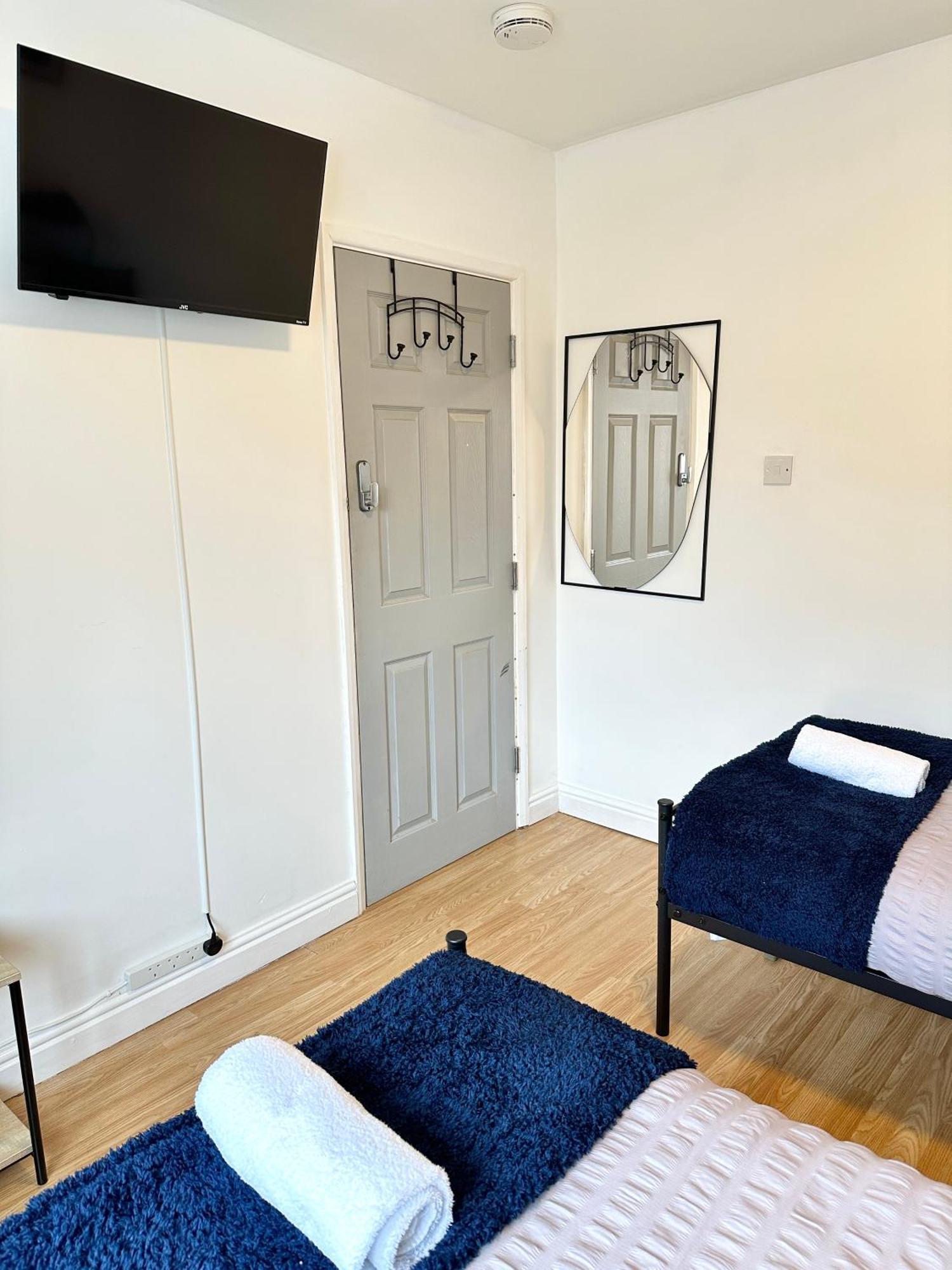 3 Twin Bedroom Entire House Sleeps 10 Driveway Parking Near And Center Holiday home Coventry