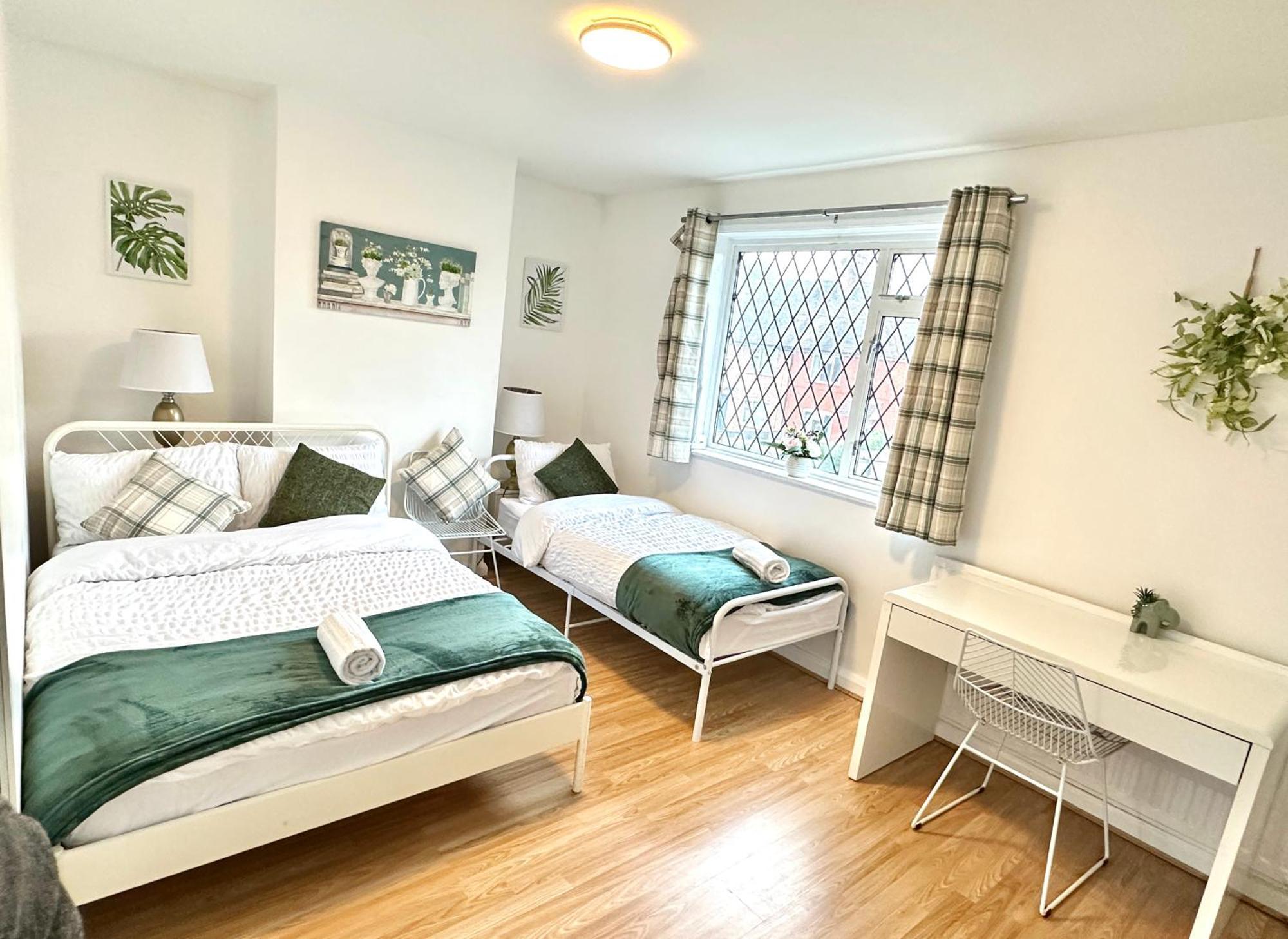 Holiday home 3 Twin Bedroom Entire House Sleeps 10 Driveway Parking Near And Center Coventry