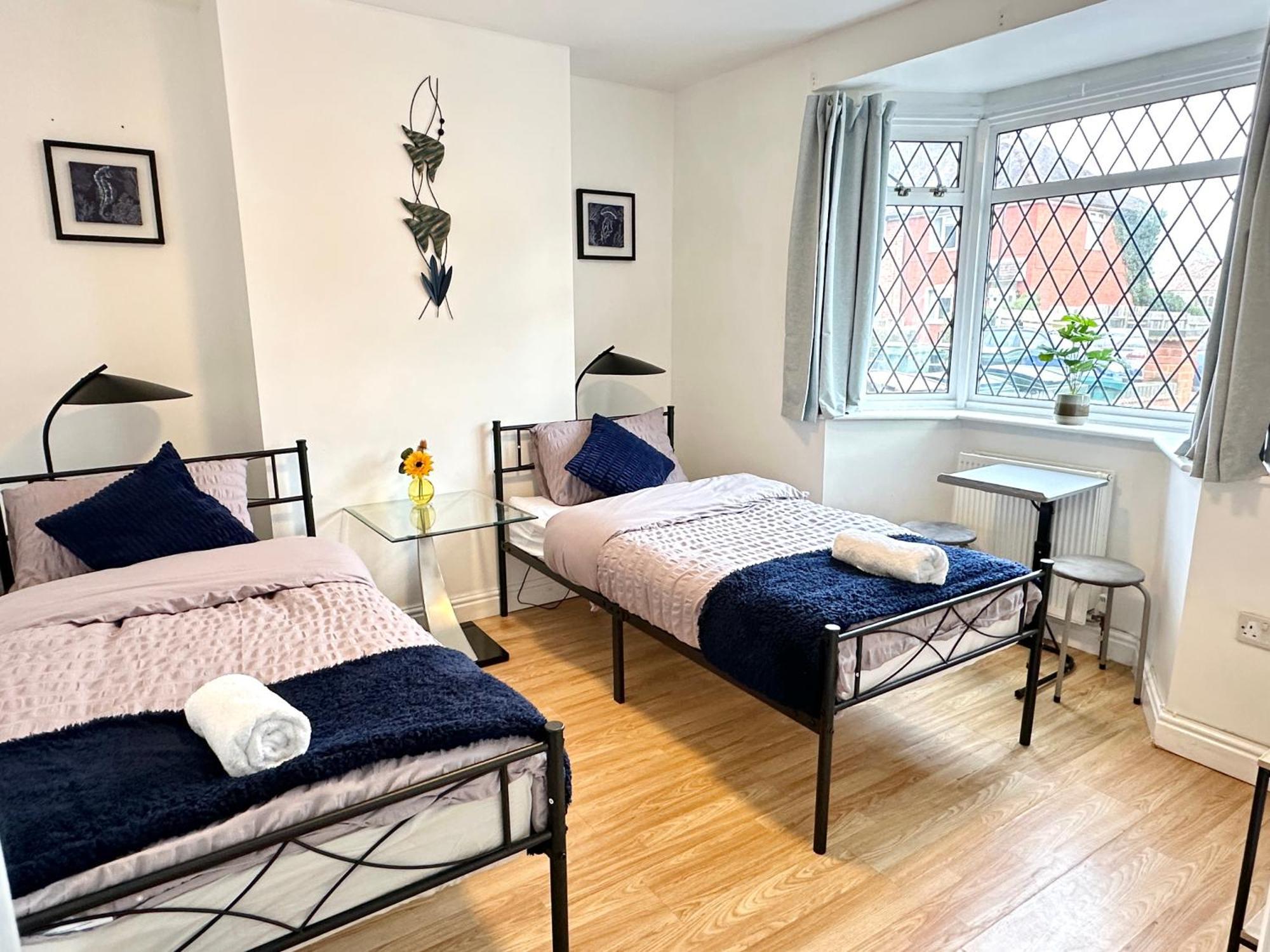 Holiday home 3 Twin Bedroom Entire House Sleeps 10 Driveway Parking Near And Center