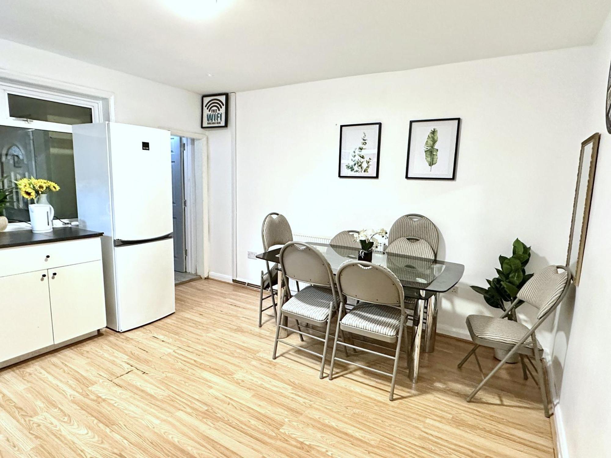 Holiday home 3 Twin Bedroom Entire House Sleeps 10 Driveway Parking Near And Center