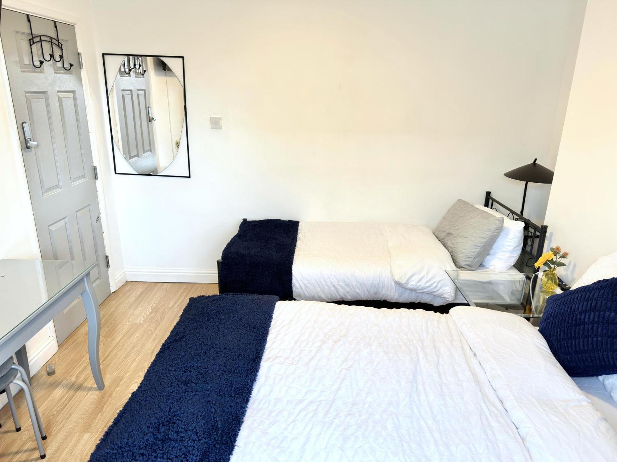 3 Twin Bedroom Entire House Sleeps 10 Driveway Parking Near And Center Holiday home *