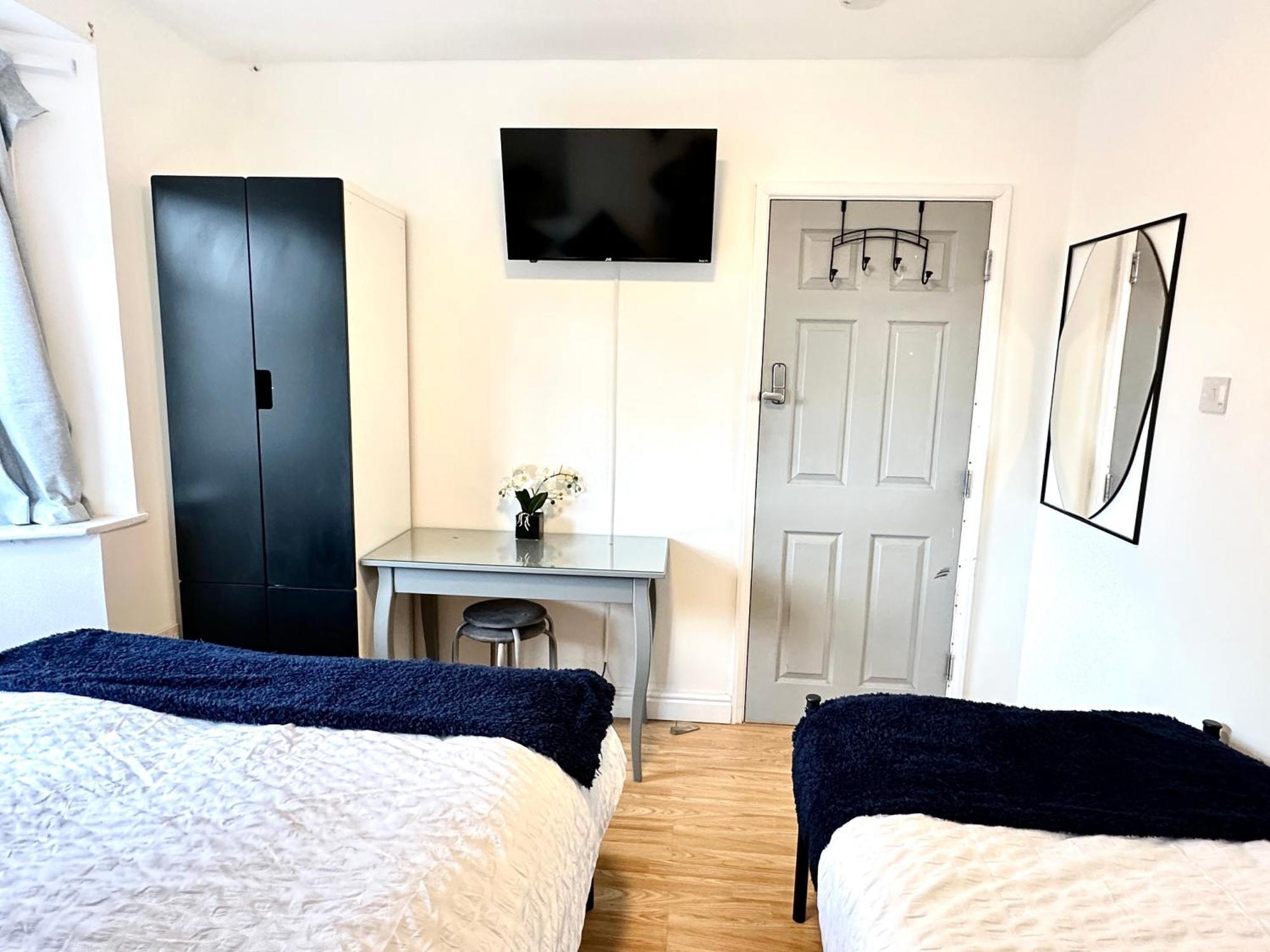 Holiday home 3 Twin Bedroom Entire House Sleeps 10 Driveway Parking Near And Center